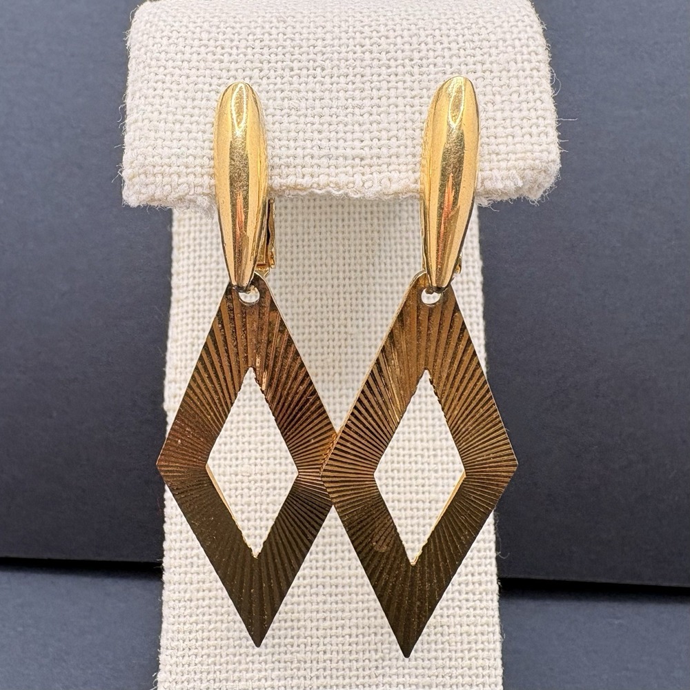 Vintage Crown‎ Trifari Dangle Diamond Ribbed Gold Tone Pierced Earrings 2"